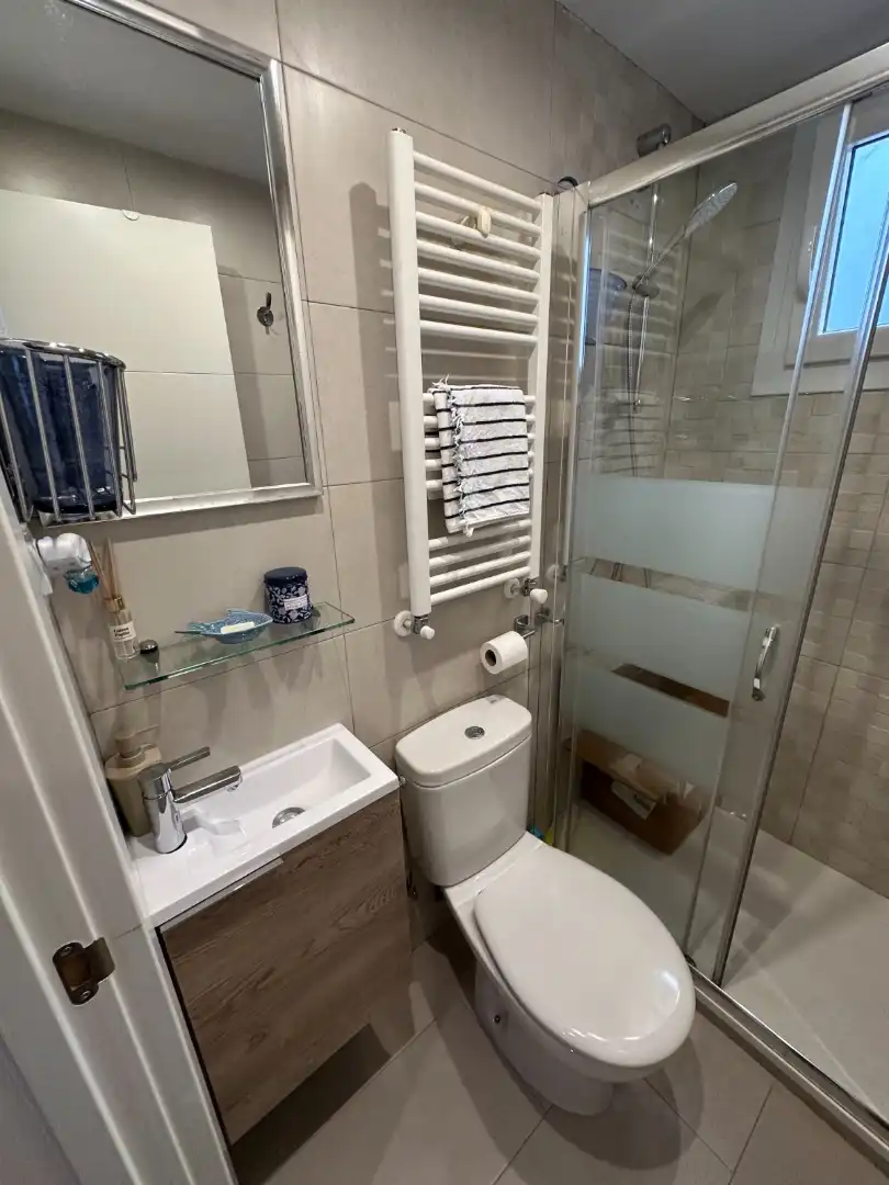 Badezimmer von Wohnung zur Miete in Madrid mit Klimaanlage, Heizung und Möbliert