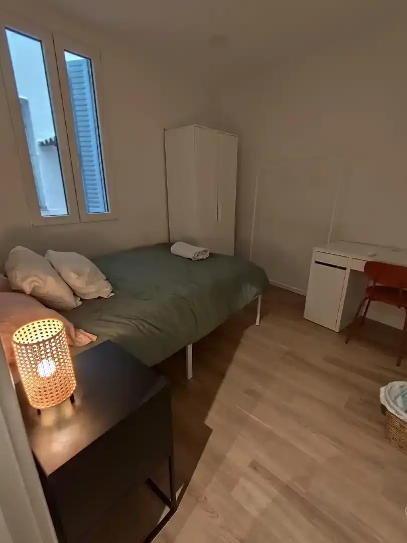 Dormitori de Apartament de lloguer en  Madrid Capital amb Aire condicionat i Balcó