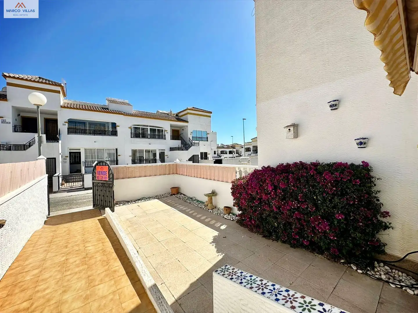 Vista exterior de Planta baixa en venda en Orihuela amb Aire condicionat, Jardí privat i Piscina comunitària