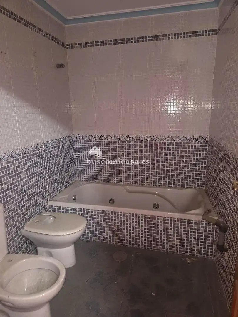 Baño de Piso en venta en Torredonjimeno con Terraza y Balcón