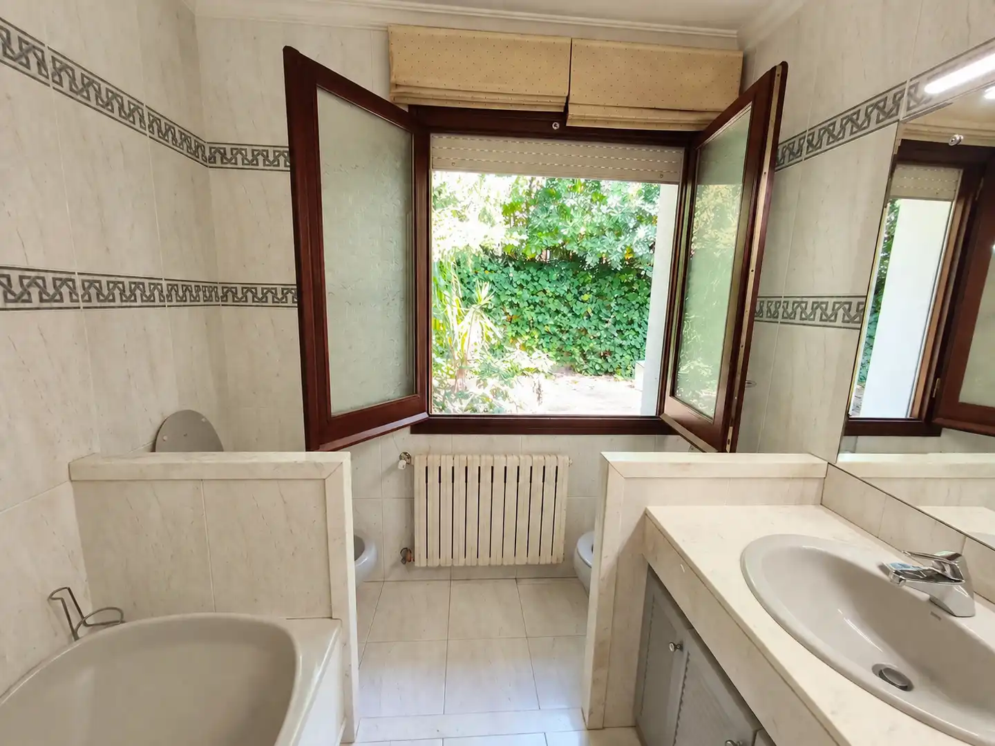 Bany de Casa o xalet de lloguer en Girona amb Aire condicionat, Calefacció i Jardí privat