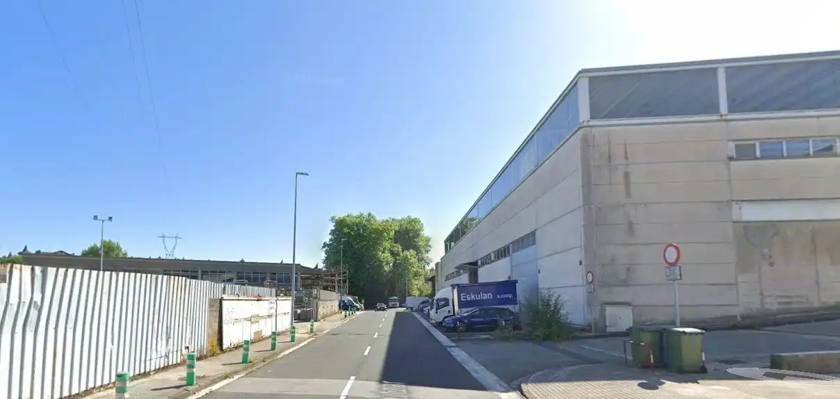 Außenansicht von Fabrikhallen zur Miete in Irun 