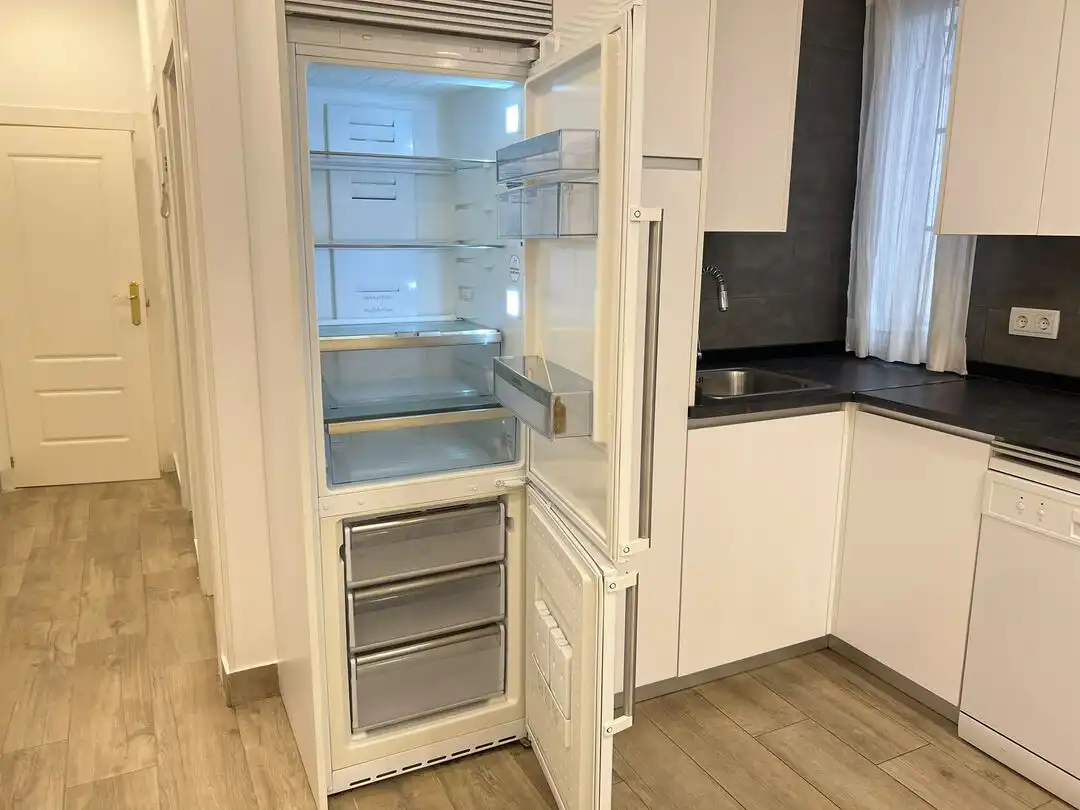 Cuina de Pis de lloguer en Madrid amb Aire condicionat, Calefacció i Forn