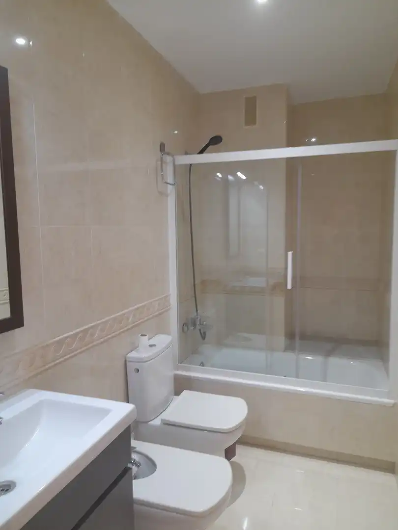 Bany de Apartament de lloguer en Ceuta amb Moblat, Forn i Rentadora