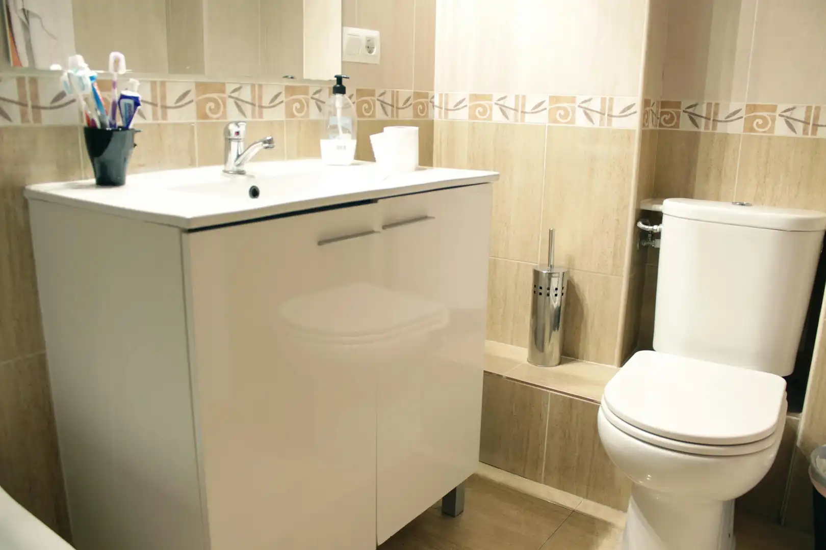Baño de Piso para compartir en Sevilla con Aire acondicionado, Amueblado y Lavadora