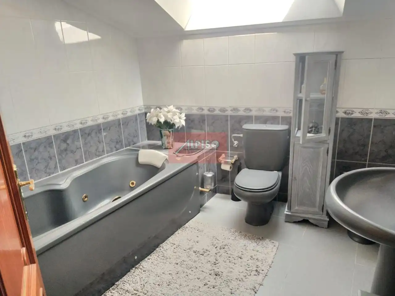 Bany de Dúplex en venda en Ourense Capital  amb Calefacció, Parquet i Moblat