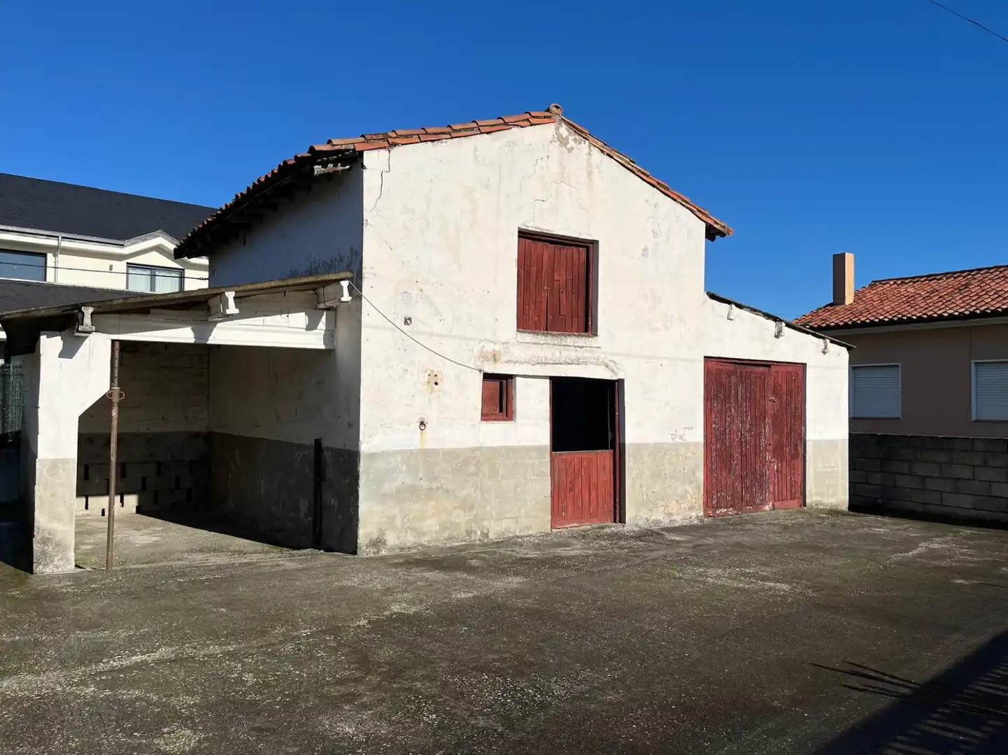 Vista exterior de Casa o chalet en venta en Los Corrales de Buelna  con Calefacción y Jardín privado