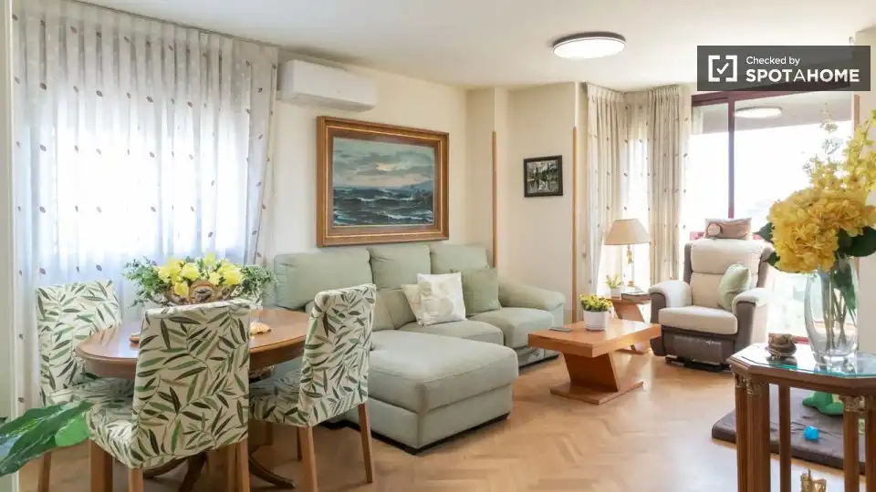 Living room of Flat for rent in Madrid  with Air Conditioner, Heating and Furnished
