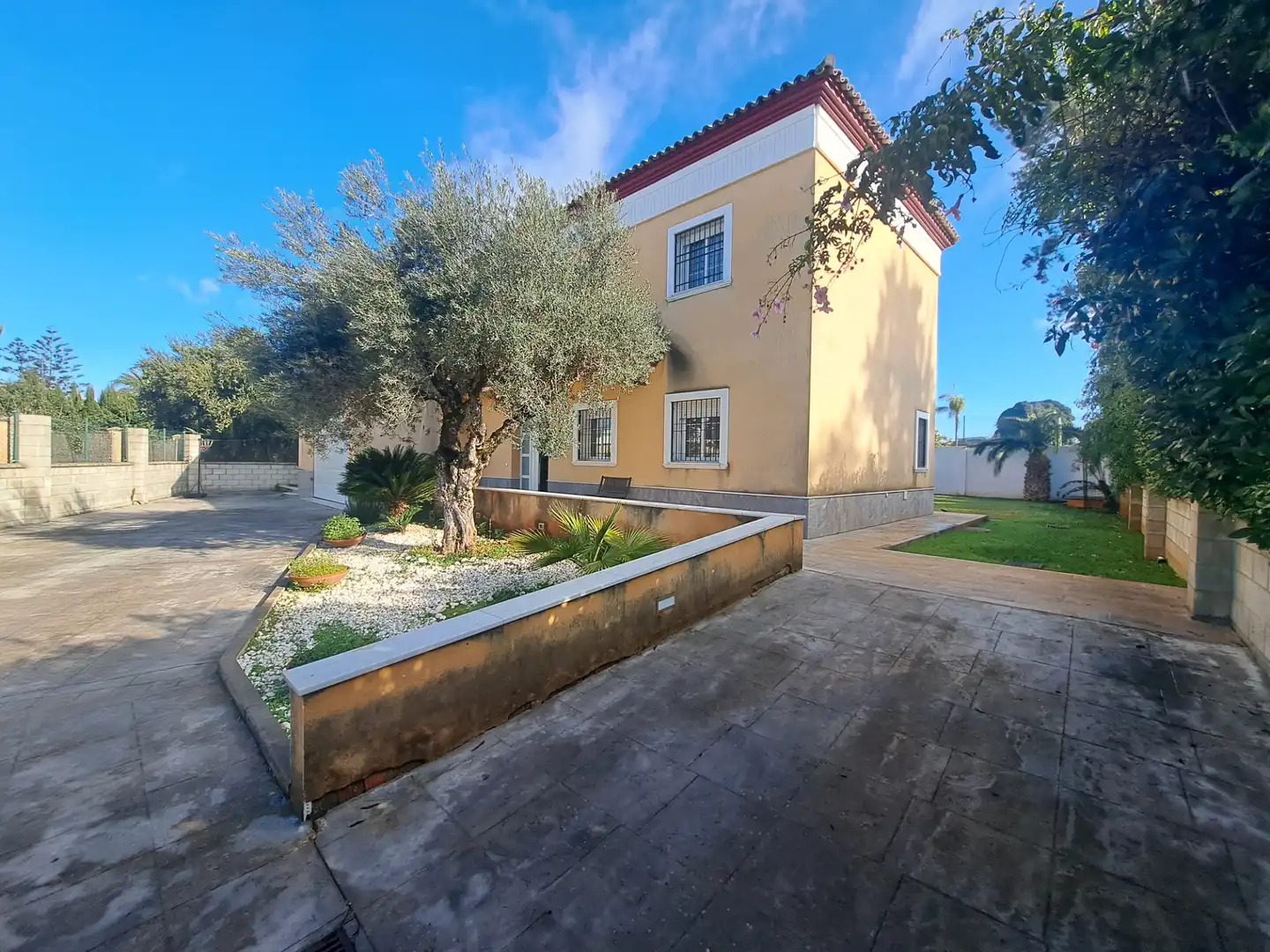 Vista exterior de Casa o xalet en venda en Dos Hermanas amb Aire condicionat, Jardí privat i Terrassa