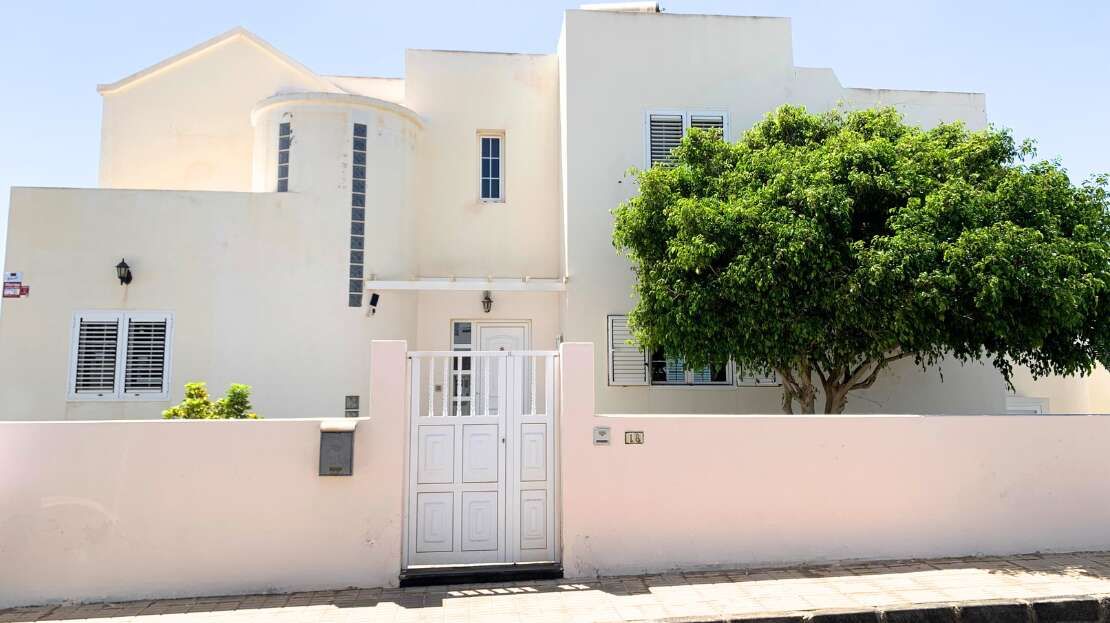 Vista exterior de Casa o xalet en venda en Teguise amb Jardí privat, Terrassa i Piscina