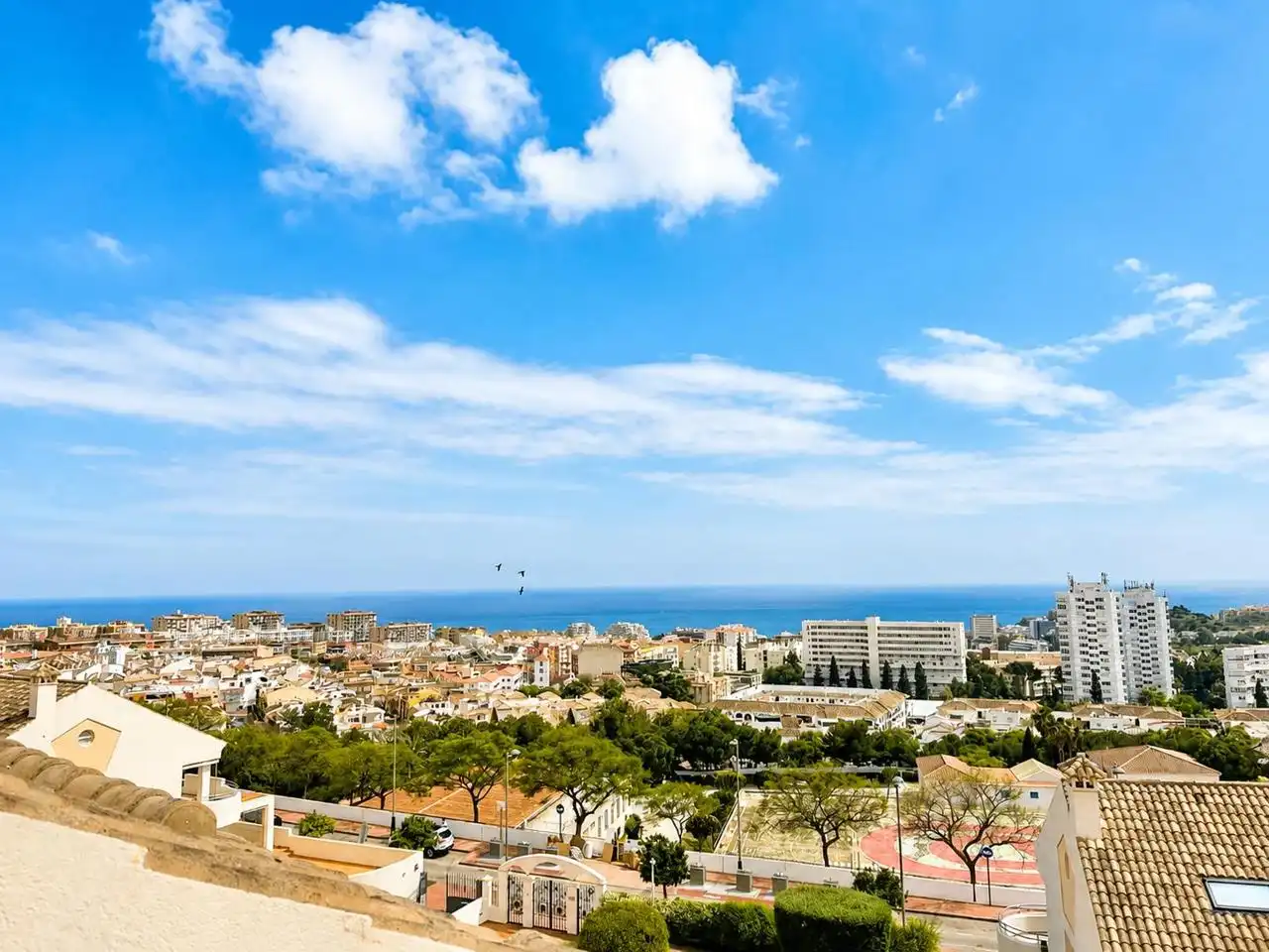 Vista exterior de Dúplex en venda en Benalmádena amb Aire condicionat, Terrassa i Piscina comunitària
