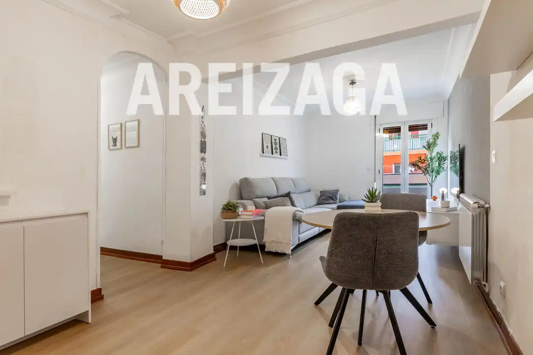 Living room of Flat for sale in Donostia - San Sebastián   with Heating, Furnished and Balcony