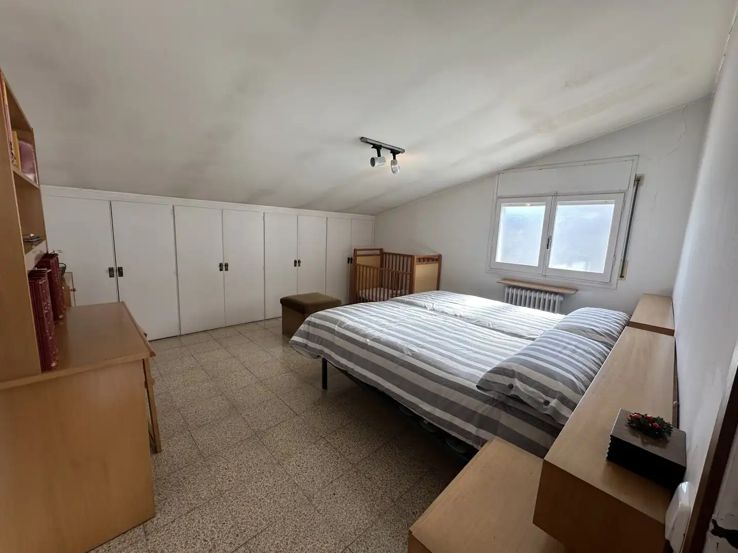 Schlafzimmer von Dachboden zum Verkauf in Girona mit Klimaanlage, Heizung und Terrasse
