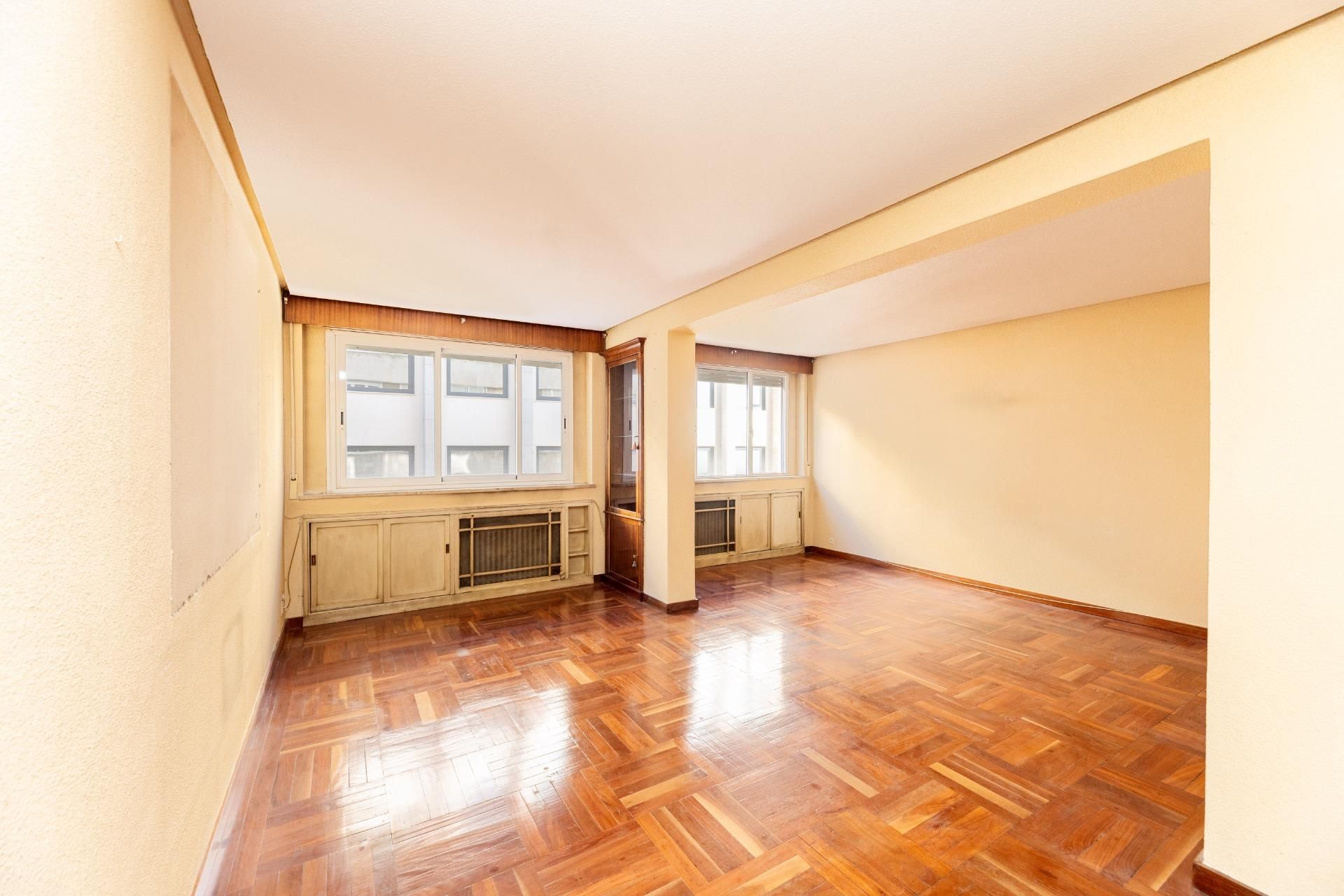 Sala de estar de Piso en venta en  Madrid Capital con Parquet
