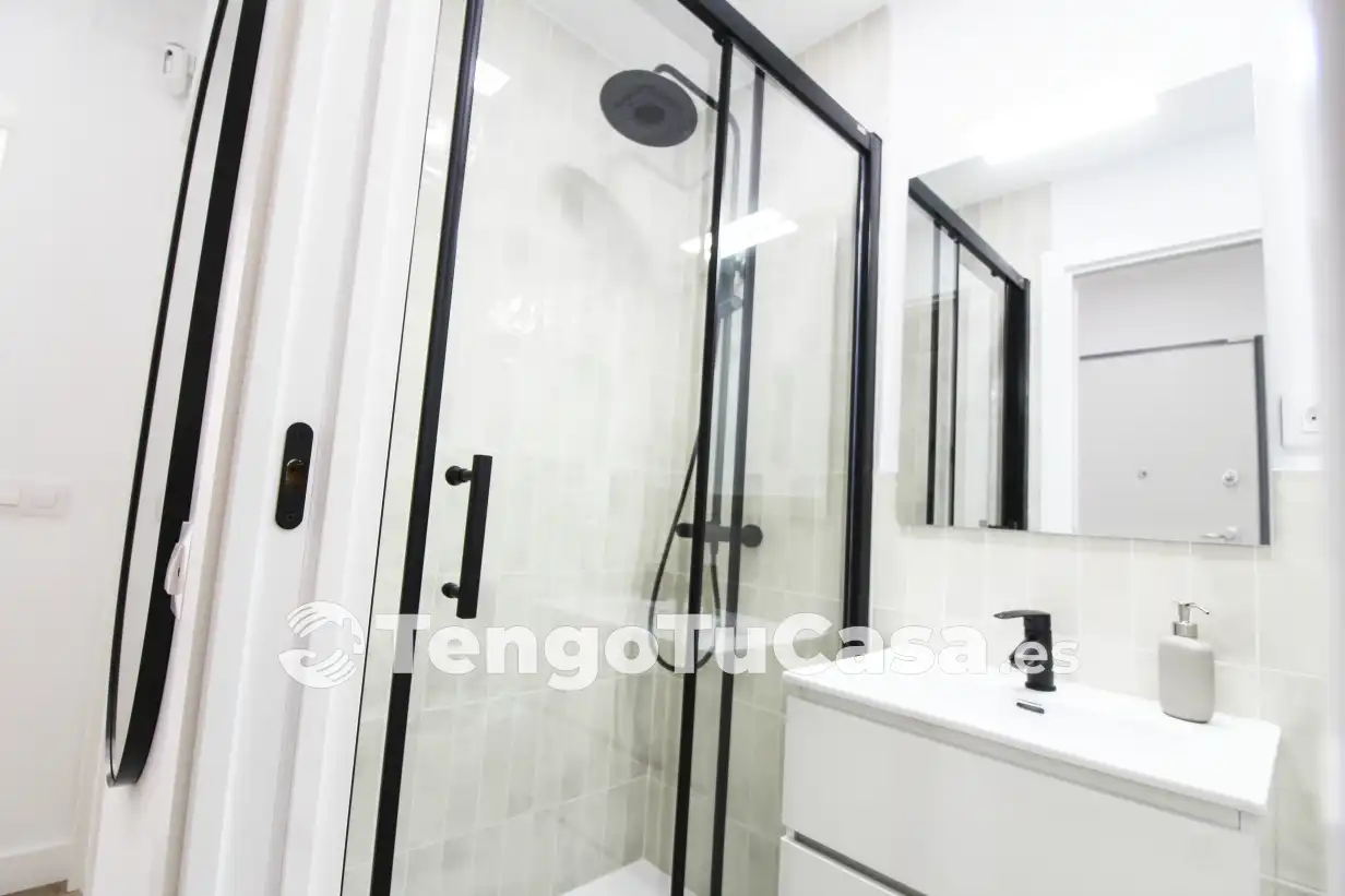 Bathroom of Flat for sale in Madrid  with Air Conditioner, Heating and Parquet flooring