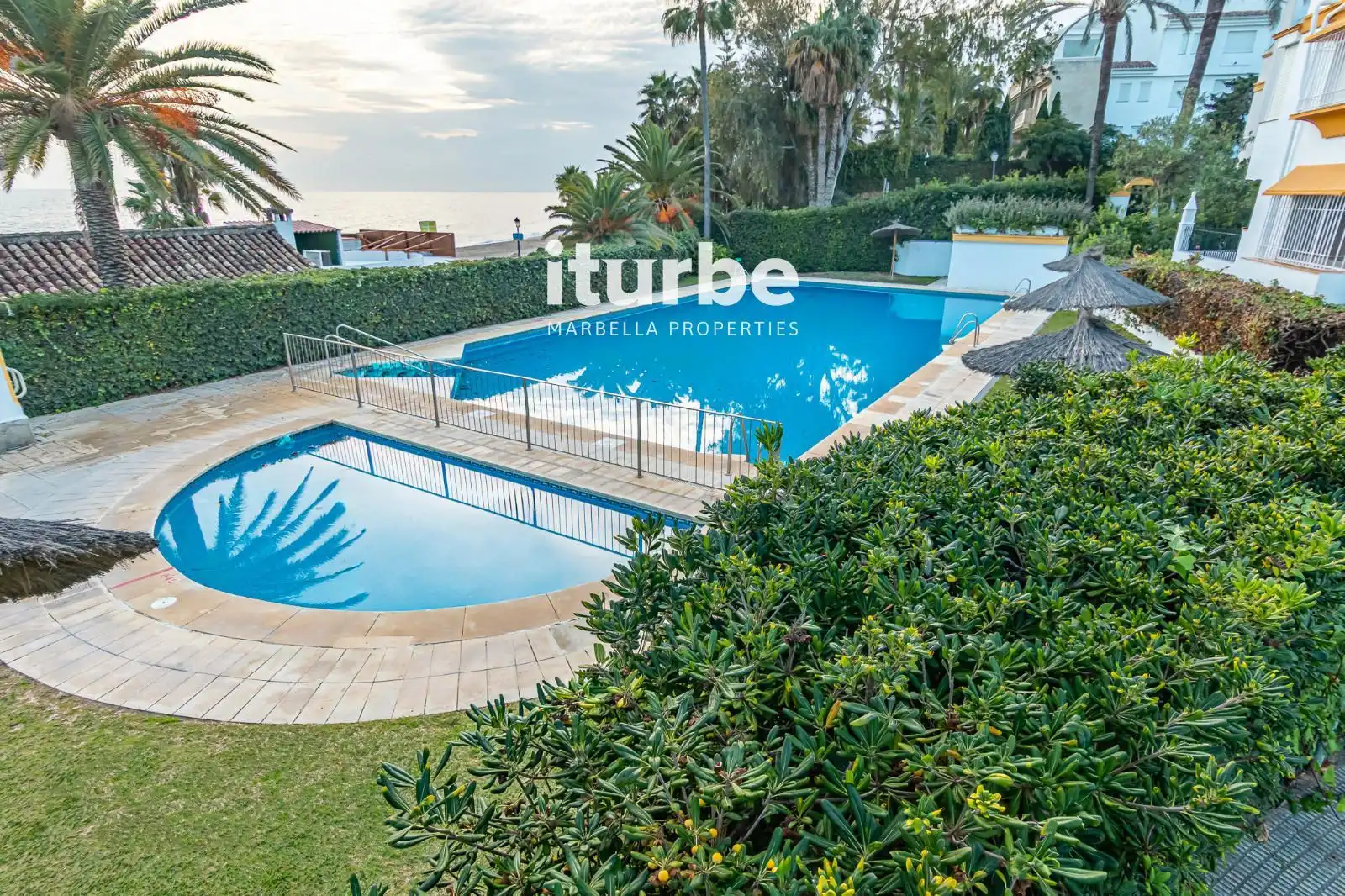 Vista exterior de Casa adosada de lloguer en Marbella amb Aire condicionat, Calefacció i Piscina