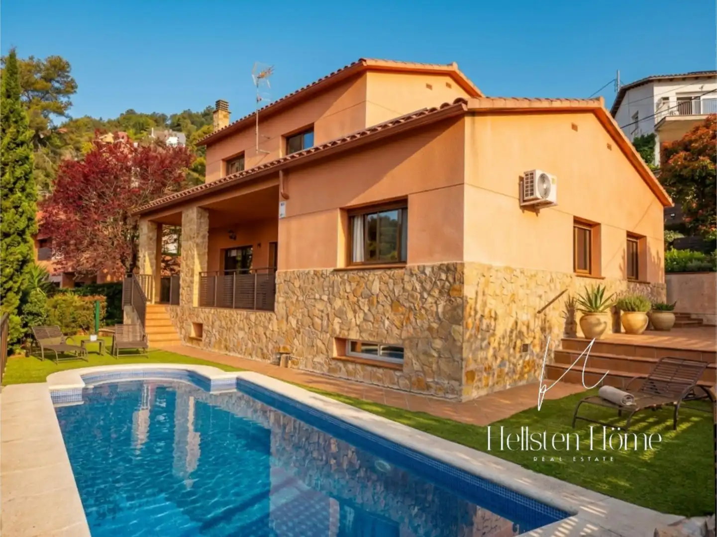 Casa amb piscina en venda a Carrer del Segre