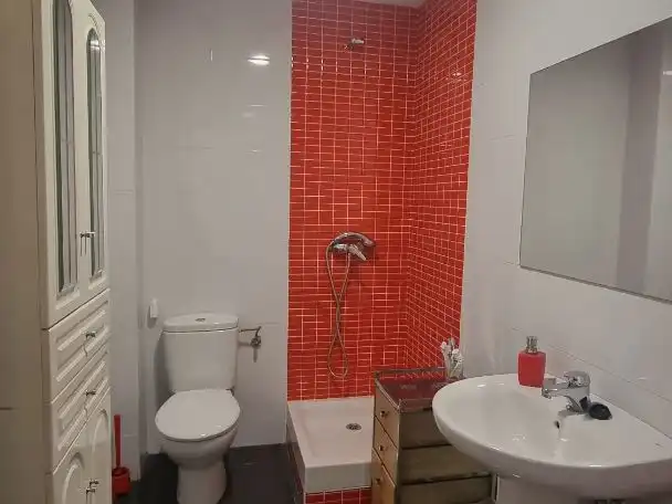 Badezimmer von Geschaftsraum zum Verkauf in Carbajosa de la Sagrada mit Klimaanlage, Heizung und Parkett