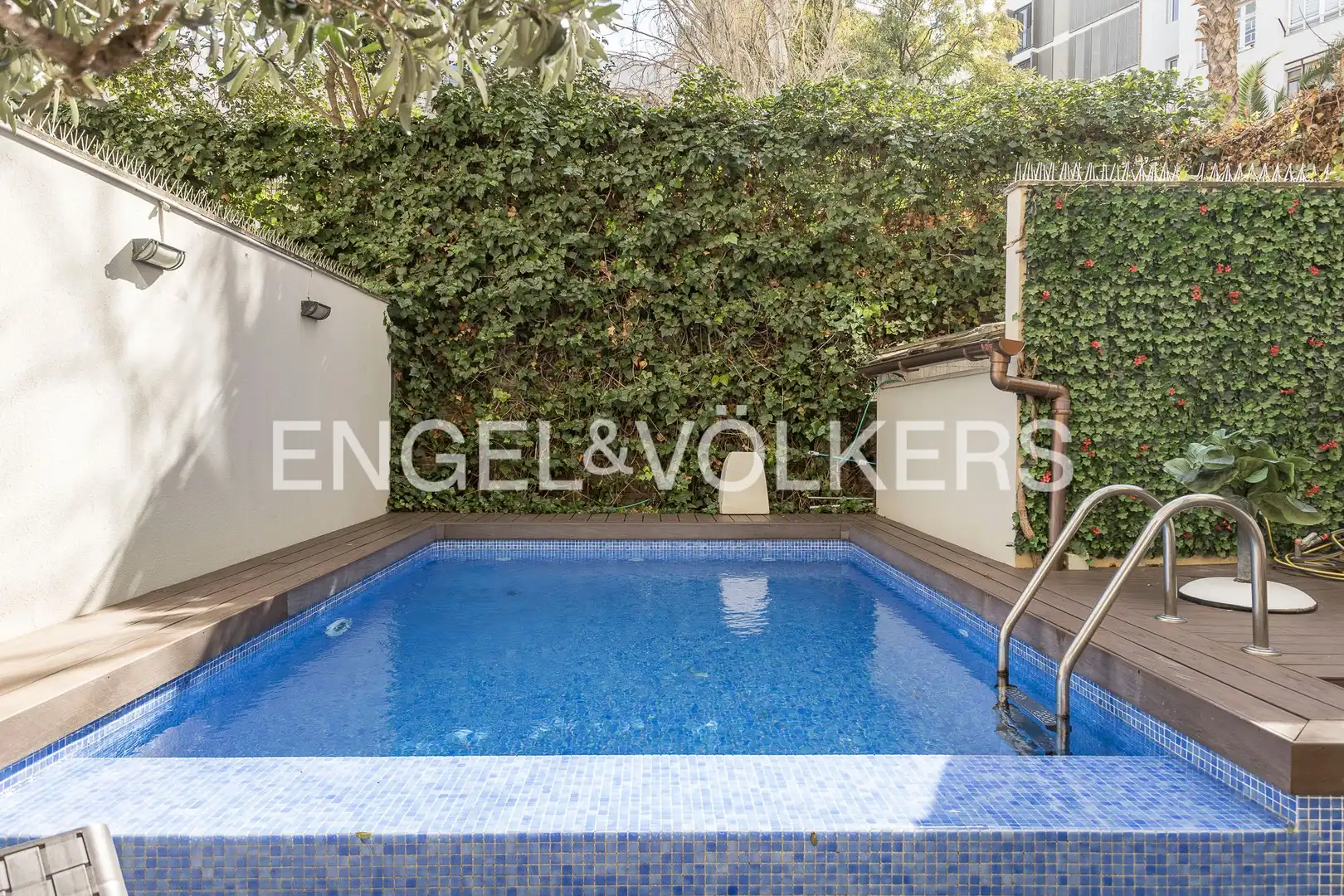 Swimming pool of Duplexes for rent in Barcelona  with Air Conditioner, Heating and Parquet flooring