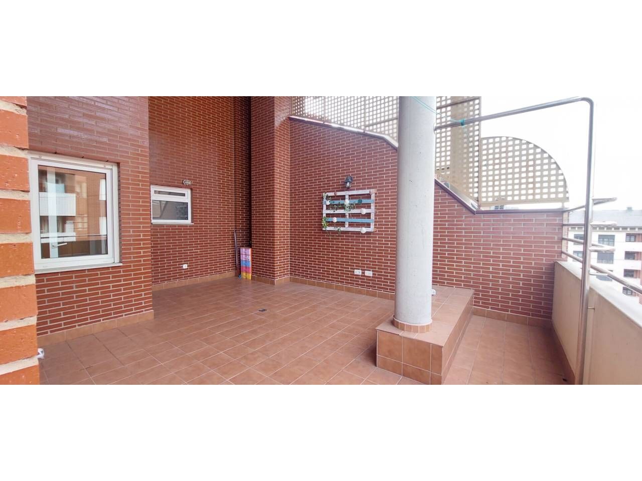 Terrassa de Apartament de lloguer en León Capital  amb Calefacció, Parquet i Terrassa