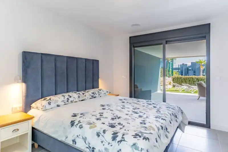 Habitación de Planta baja de alquiler en Estepona con Aire acondicionado, Jardín privado y Terraza