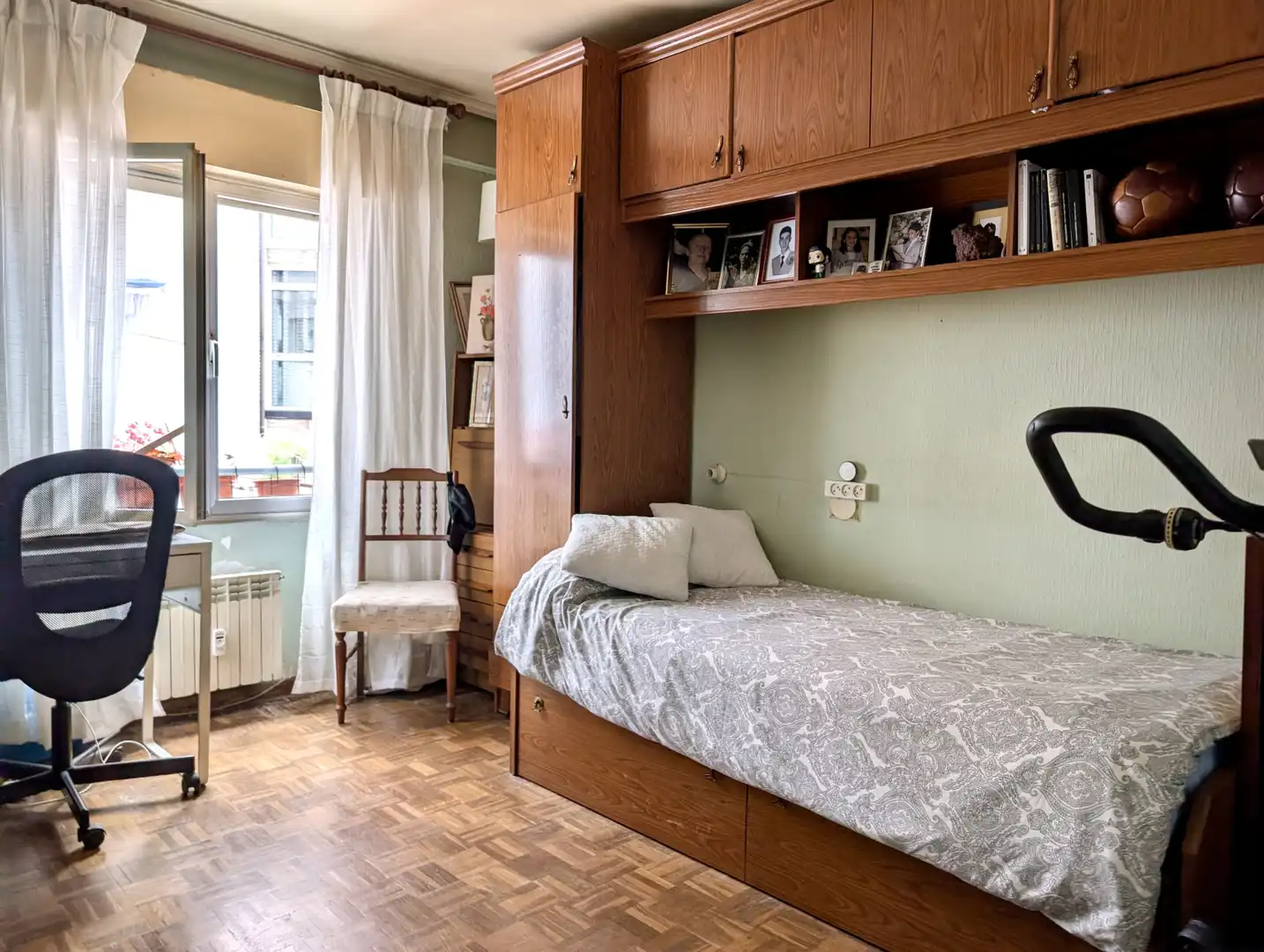 Dormitori de Pis en venda en Oviedo  amb Calefacció, Parquet i Traster