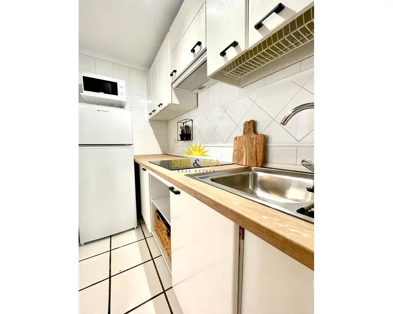 Cocina de Apartamento de alquiler en Torrevieja con Aire acondicionado, Calefacción y Lavadora