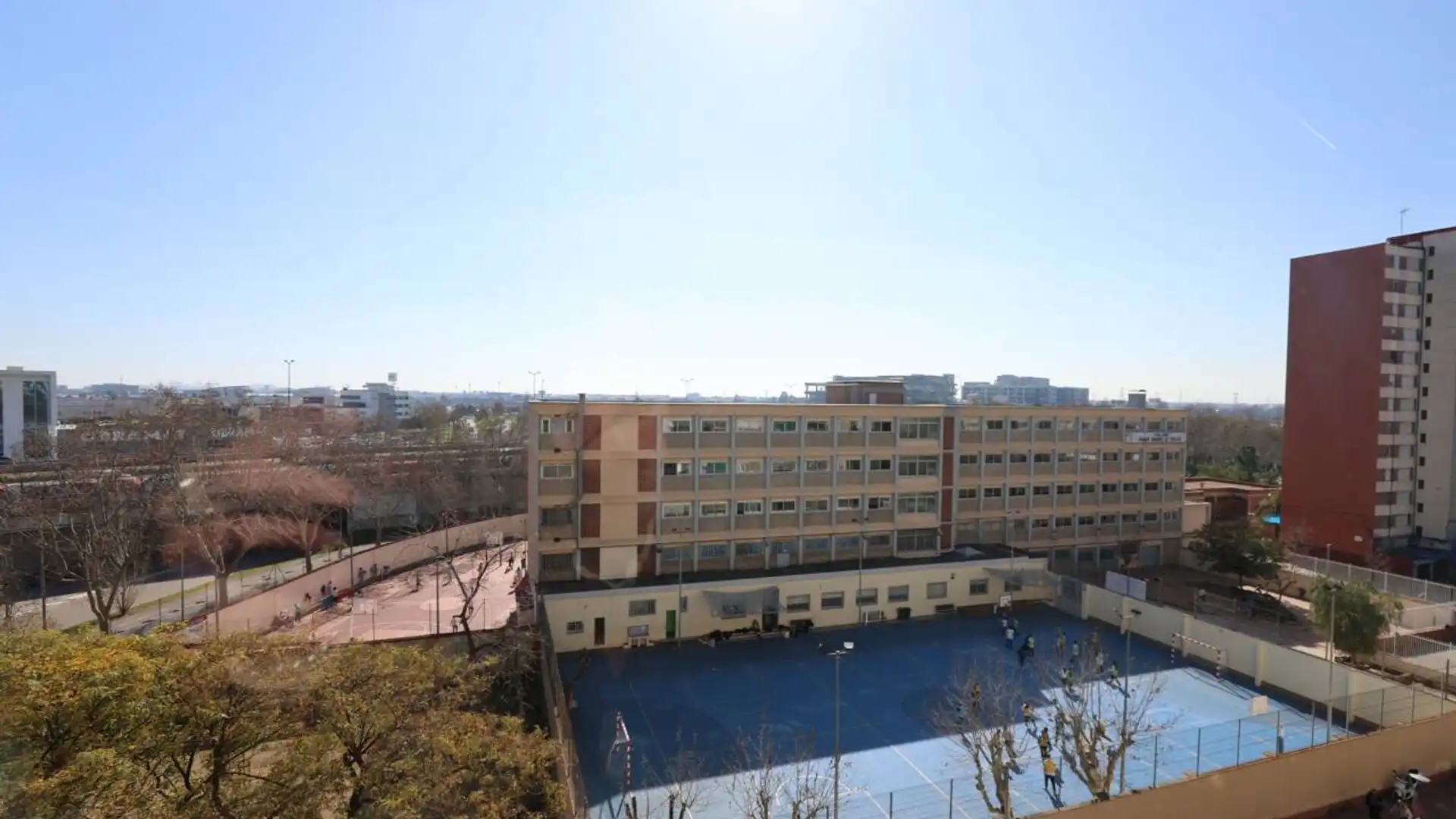 Vista exterior de Pis en venda en L'Hospitalet de Llobregat amb Aire condicionat i Balcó