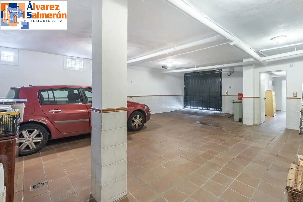 Parkplatz von Einfamilien-Reihenhaus zum Verkauf in Granada mit Privatgarten, Terrasse und Schwimmbad