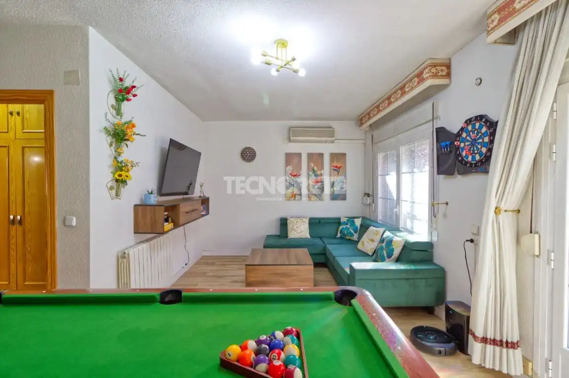 Wohnzimmer von Einfamilien-Reihenhaus zum Verkauf in Toledo mit Klimaanlage, Heizung und Privatgarten