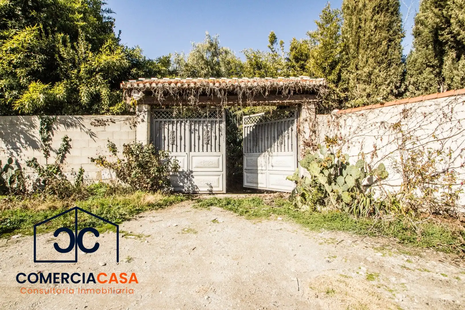 Vista exterior de Finca rústica en venda en Churriana de la Vega amb Jardí privat