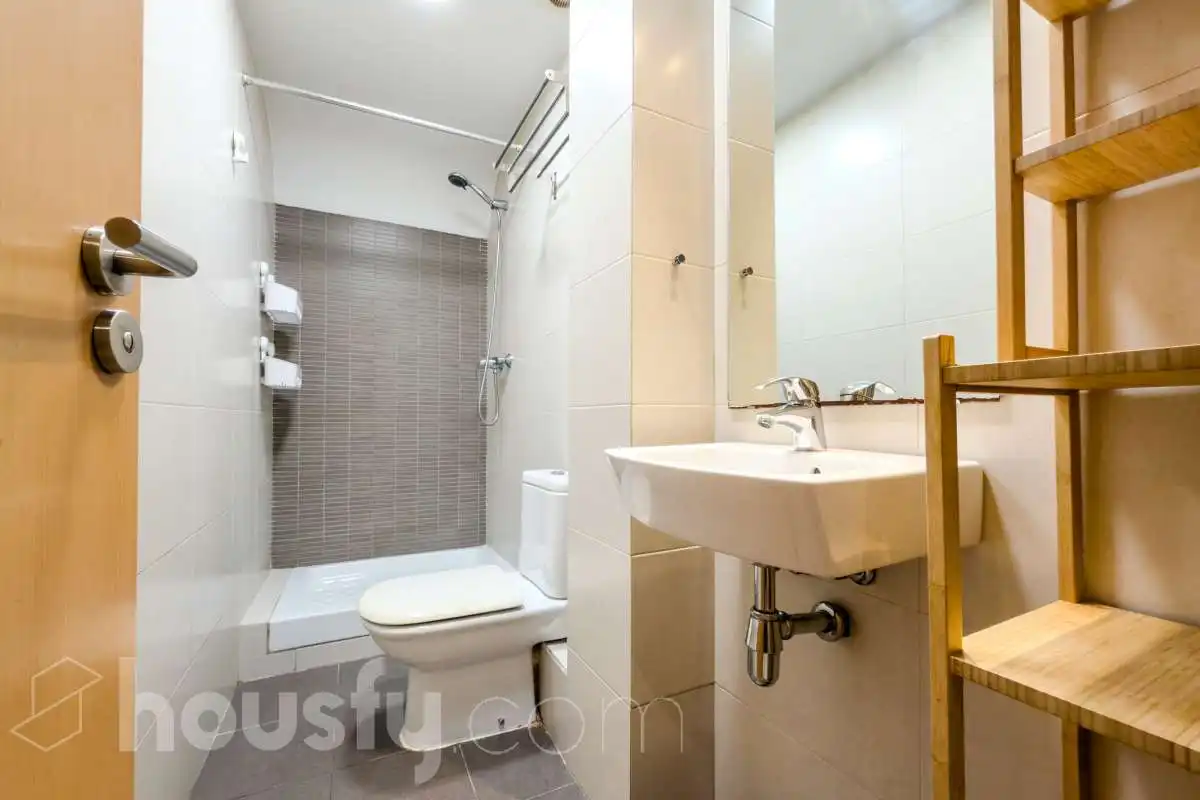 Bathroom of Flat for sale in Barcelona  with Air Conditioner and Furnished