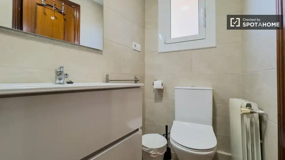 Bany de Pis de lloguer en Barcelona amb Aire condicionat, Calefacció i Moblat