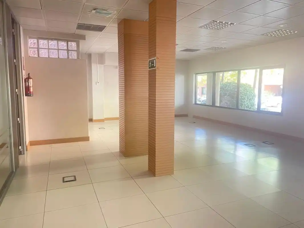 Local comercial de lloguer a Avenida de Pablo VI, imagen 2