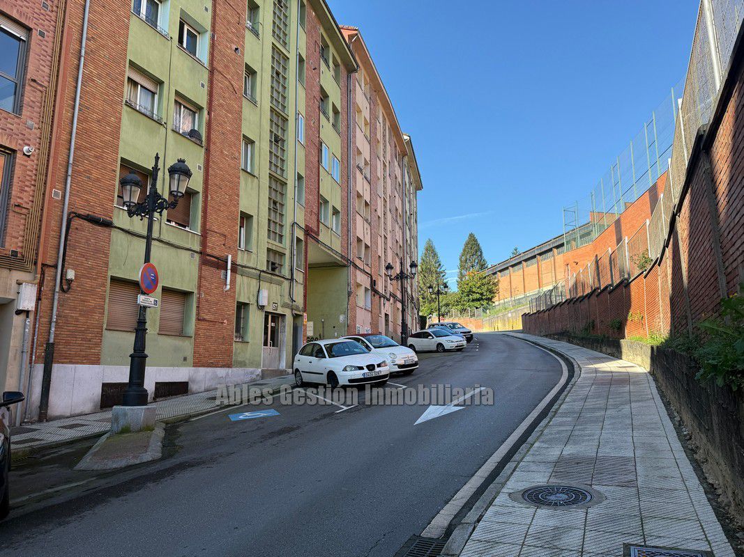 Vista exterior de Piso en venta en Oviedo  con Parquet