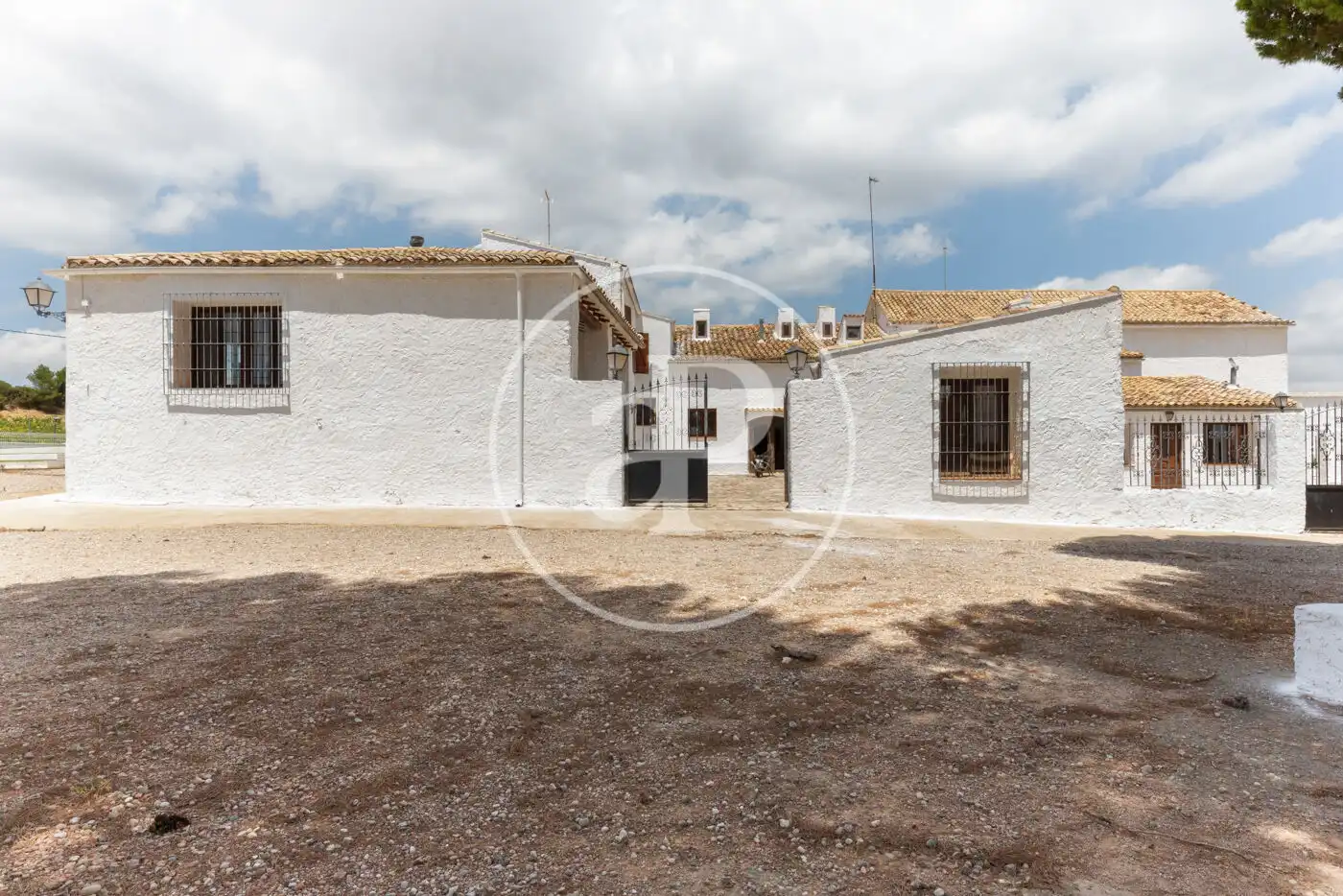 Vista exterior de Finca rústica en venda en Requena amb Aire condicionat, Calefacció i Jardí privat