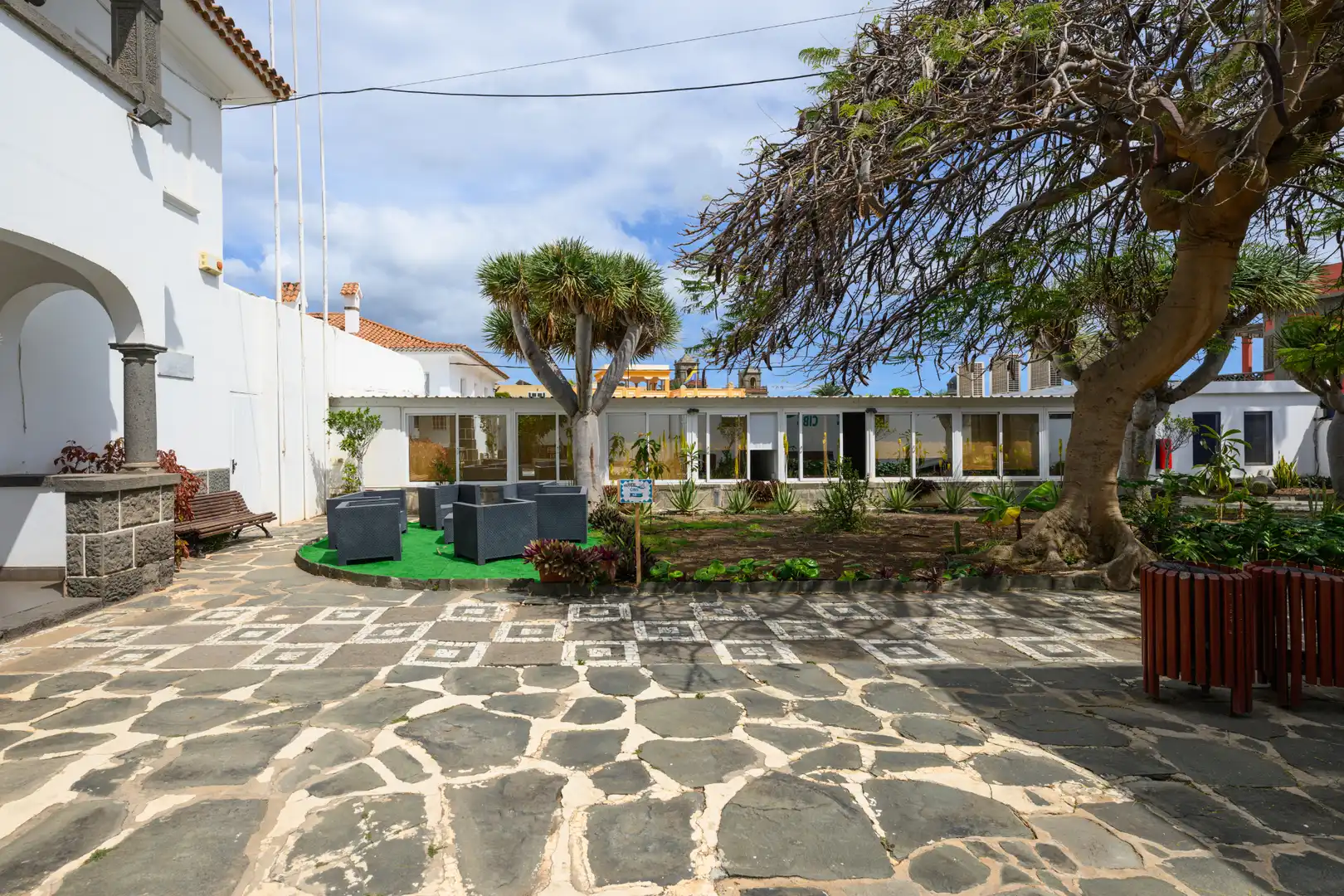 Vista exterior de Casa o xalet en venda en Las Palmas de Gran Canaria amb Aire condicionat, Jardí privat i Terrassa