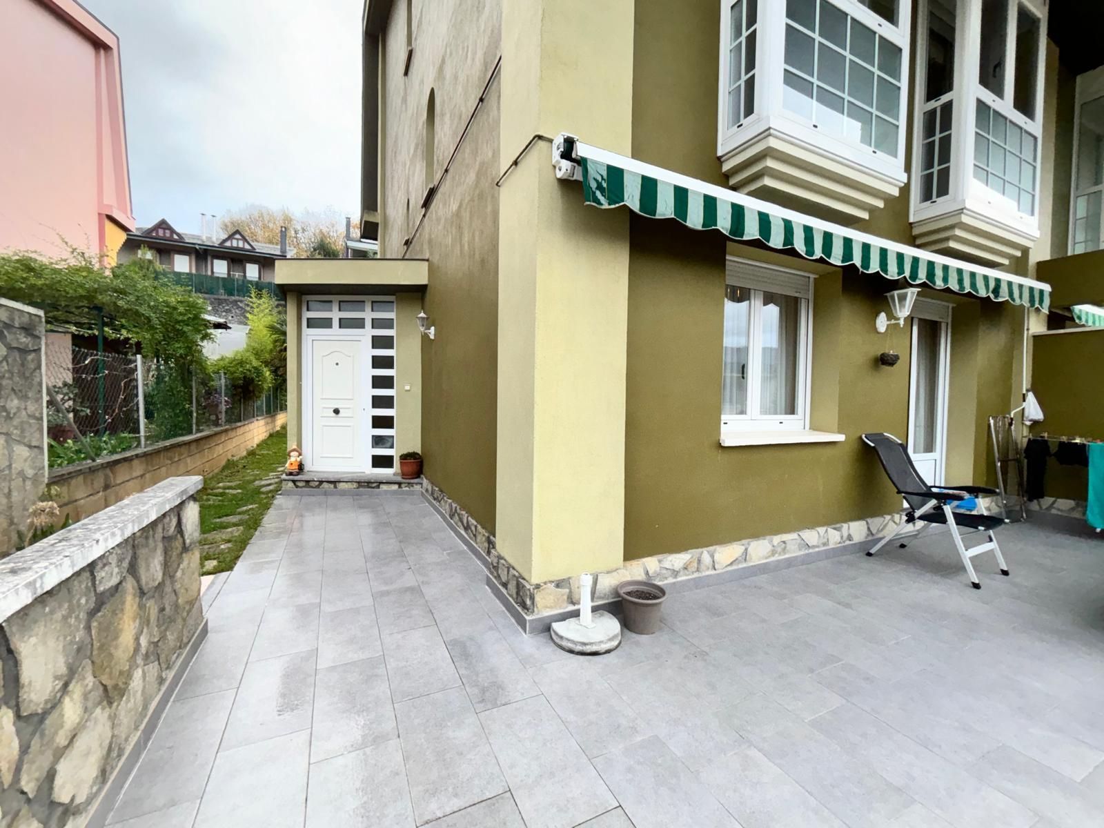 Vista exterior de Casa adosada en venda en Laudio / Llodio amb Calefacció, Jardí privat i Terrassa