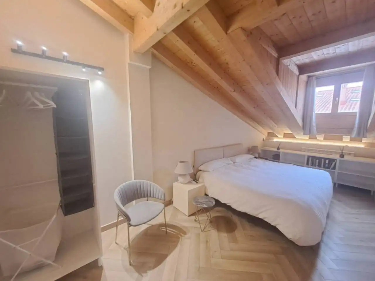Dormitori de Dúplex en venda en Burgos amb Aire condicionat, Calefacció i Parquet