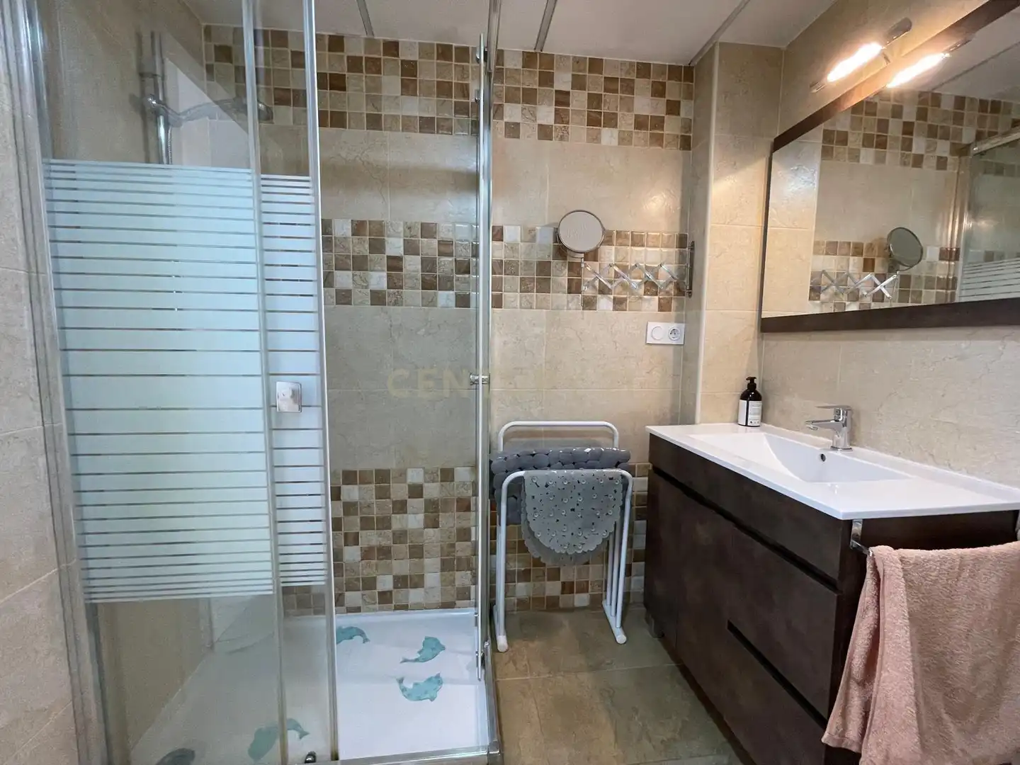 Baño de Piso de alquiler en Granada con Lavadora, Microondas y TV
