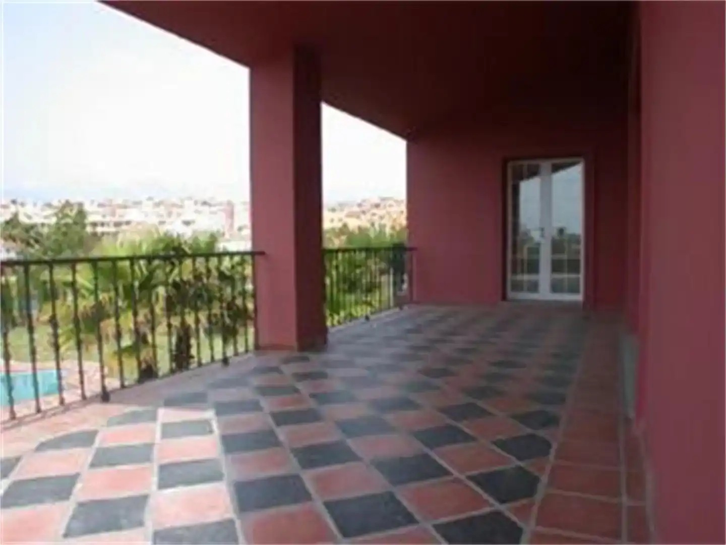 Terrassa de Casa o xalet en venda en Estepona amb Aire condicionat, Piscina i Balcó