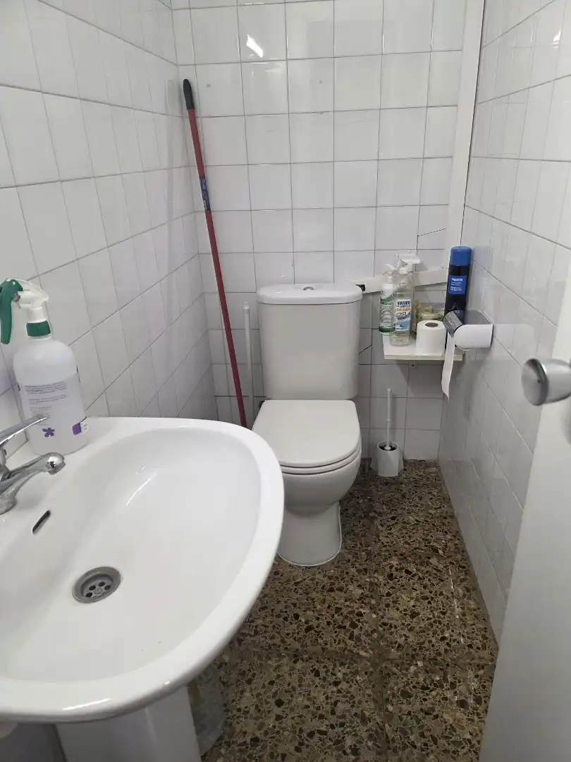 Badezimmer von Büro zur Miete in Esplugues de Llobregat mit Klimaanlage, Heizung und Möbliert
