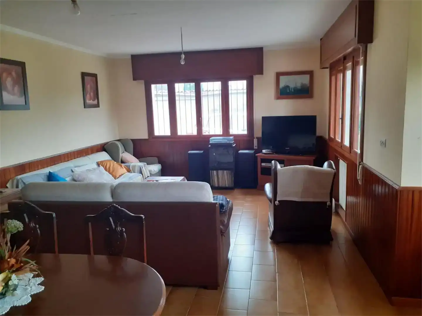 Sala d'estar de Casa o xalet en venda en Cesuras amb Jardí privat, Traster i Moblat