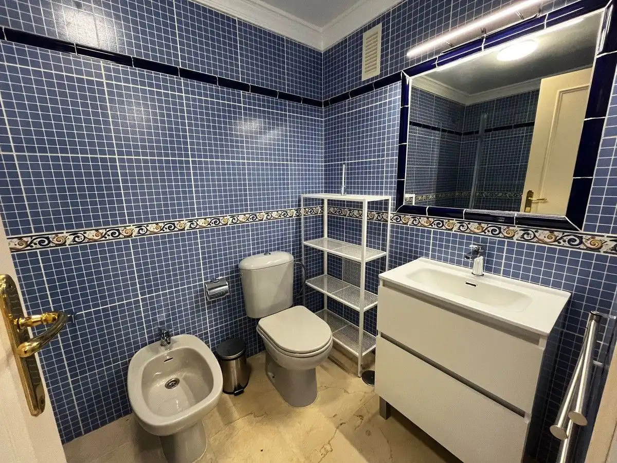 Baño de Apartamento de alquiler en Estepona con Terraza, Amueblado y Piscina comunitaria