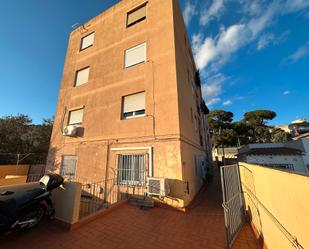 Vista exterior de Pis en venda en Santa Coloma de Gramenet amb Terrassa i Balcó