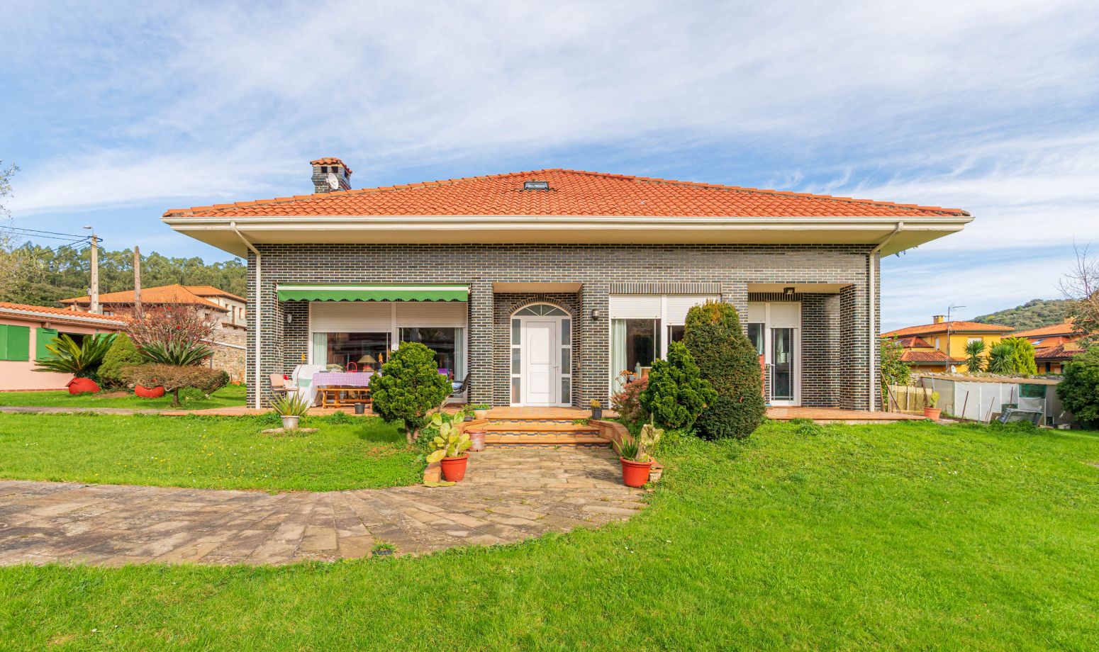 Vista exterior de Casa o xalet en venda en Camargo amb Calefacció, Parquet i Traster