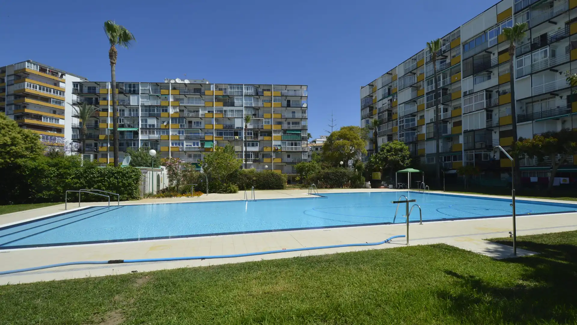 Piscina de Piso en venta en Benalmádena con Terraza y Piscina comunitaria