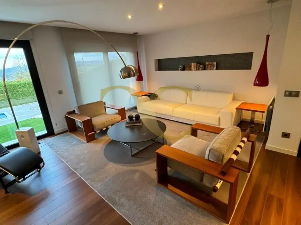 Sala d'estar de Casa o xalet en venda en Oviedo  amb Calefacció, Jardí privat i Terrassa