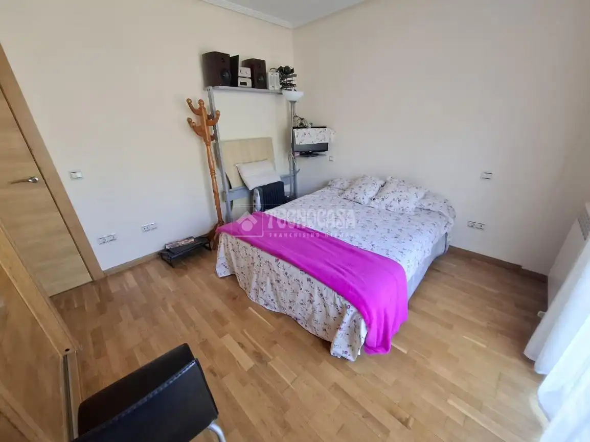 Habitación de Casa adosada en venta en Ávila con Calefacción, Amueblado y Balcón