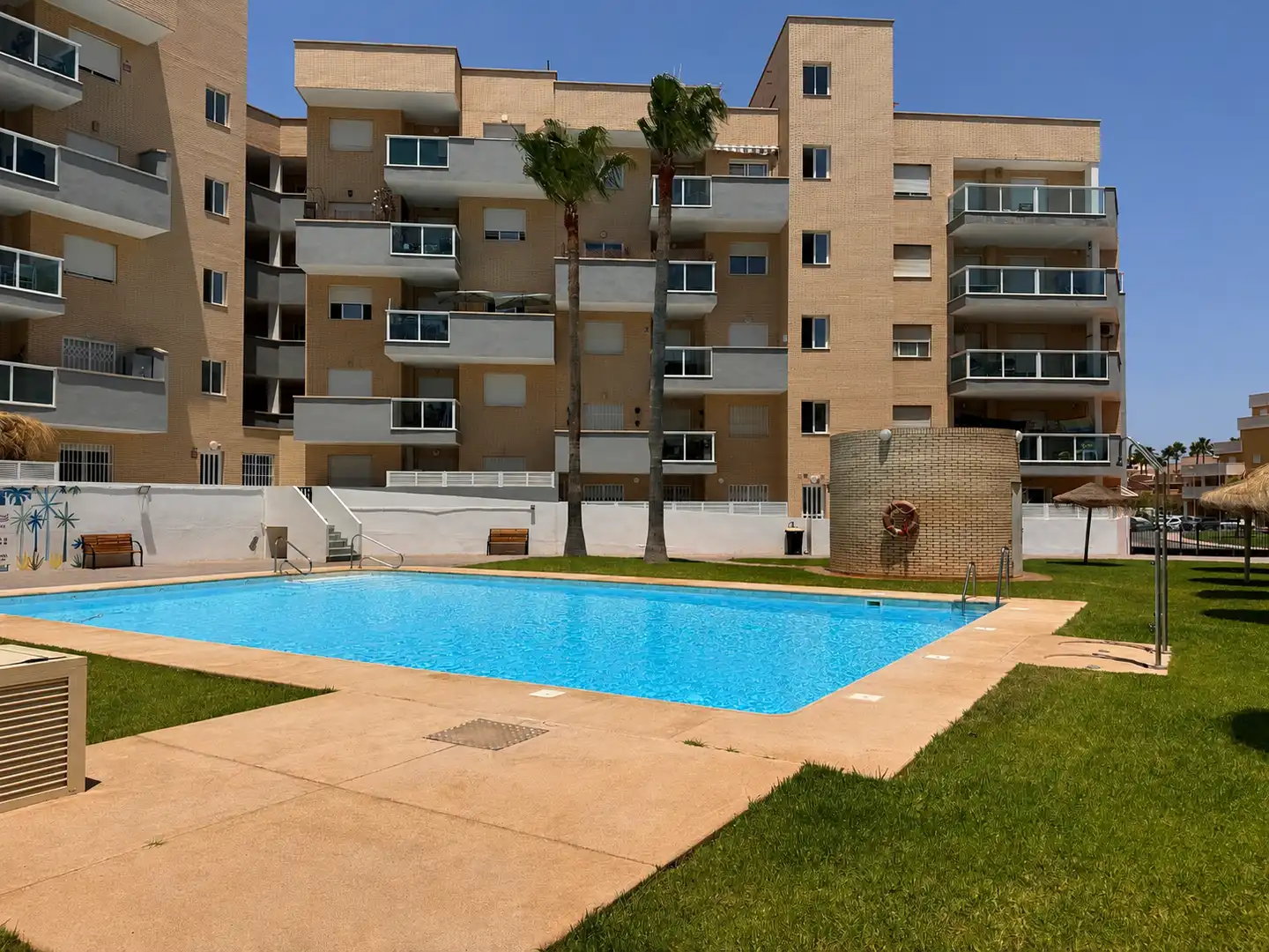 Piscina de Apartament en venda en Roquetas de Mar amb Aire condicionat, Terrassa i Moblat